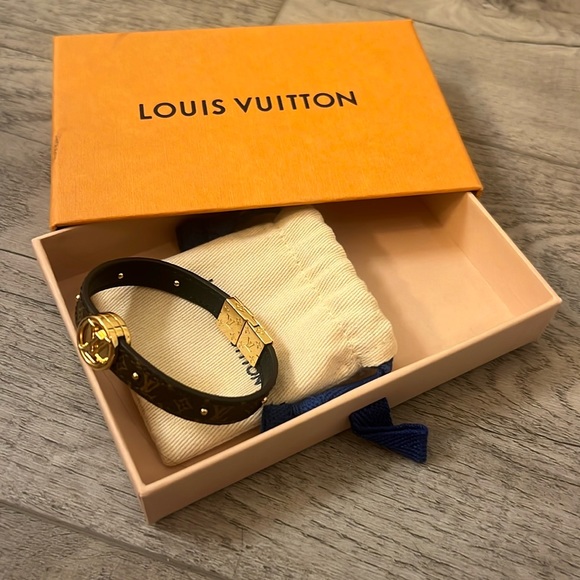 Louis Vuitton - Picture 1 of 7